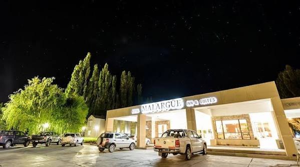 Ingreso del Hotel Malargüe Inn & Suites de noche